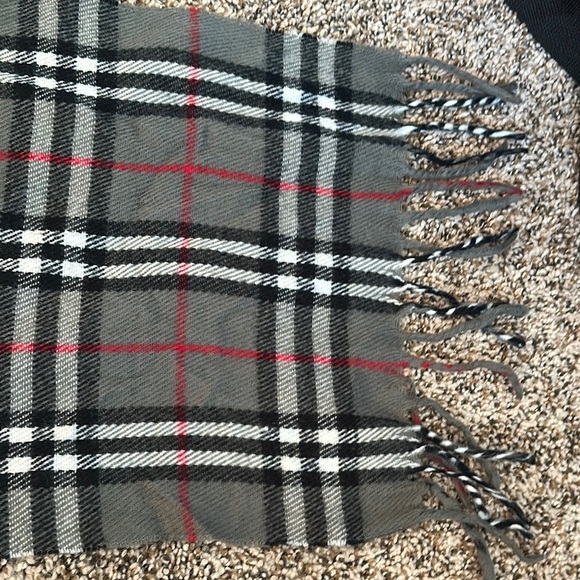 Burberry Gray , Black, and Red Checkered Scarf - Vintage Burberrys. - lambs wool - Picture 13 of 14